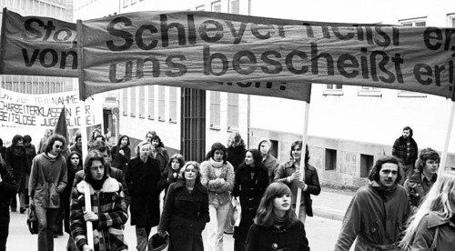 Several hundred apprentices, pupils and students demonstrated together against the reduction of