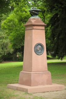 Monument with Medallion, Relief to Physician Dr. O. Thilenius, Senior Medical Councillor, Alter spa