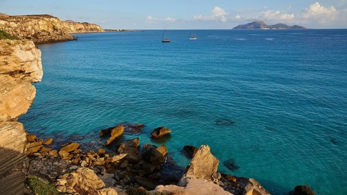 Rocky coast, sailing boats, Levanzo Island, Scogliera di Cala Rossa, Cala Rossa, Favignana, Egadi