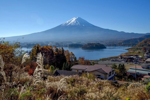 Volcano Fuji or Fudschijama with snow-capped summit, 3776 m high volcano, at Lake Kawaguchi,