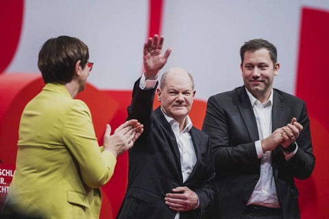 (L-R) Saskia Esken, SPD-Parteivorsitzende, Olaf Scholz (SPD), Bundeskanzler, und Lars Klingbeil,