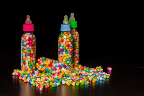 Love beads are dragées made of sugar with a diameter of a few millimetres and coloured in various