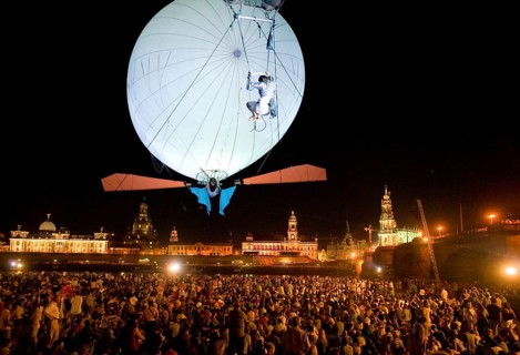 Moon, the Compagnie Plasticient from France, enchanted visitors to Dresden's Elbe meadows with the