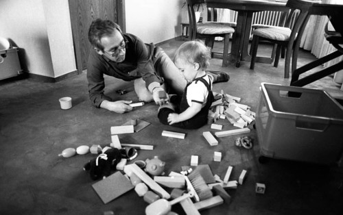 The care of a small child by the father was rather rare in 1980, as here on 24.06.1980 near