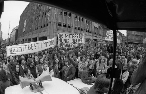 The Schuelermitverantwortung (SMV) campaigned for co-determination of students and apprentices on 1