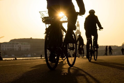 The spring-like temperatures attract many people to the open air, the Elbe meadows and the Elbe