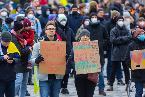 In Dresden, people gathered again on Neumarkt in front of the Church of Our Lady. On posters and