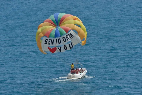 Excursion boat with paraglider, labeled "Benidorm loves you", Playa Levante, Benidorm, Costa