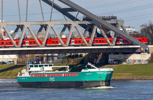 Freighter on the Rhine near Düsseldorf, regional railway, railway bridge near Düsseldorf-Hamm
