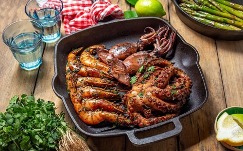 Food Photography, Grilled spimps, squids and octopus in cast iron grill pan