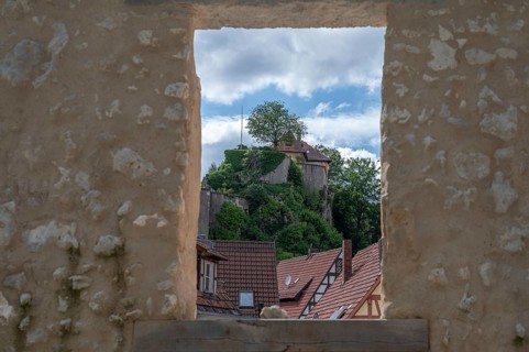 View through the town wall to Betzenstein Castle, a high medieval hilltop castle, Betzenstein,