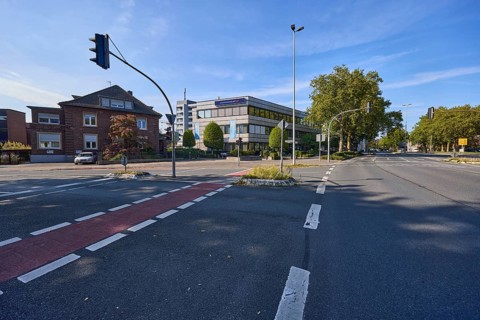 Intersection of Meckenemstraße with Bärendorfstraße and the Volksbank in Bocholt, Münsterland,