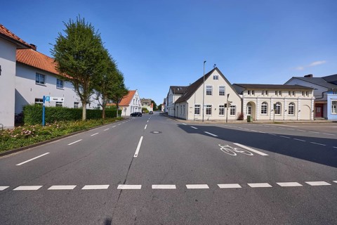 Junction of Nebbsallee and Mühlenstraße with road and cycle path in Varel, district of Friesland,