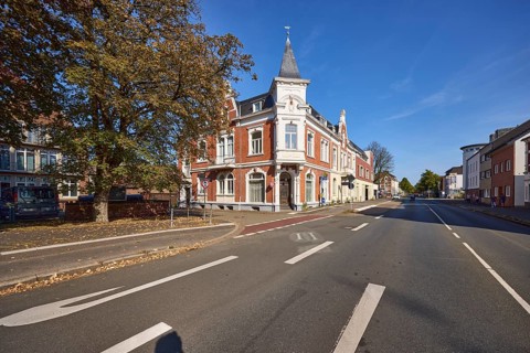 Two-storey neo-Renaissance brick corner house on the corner of Leopoldstraße and Münsterstraße in