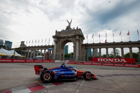 SCOTT DIXON (9) of Auckland, New Zealand runs through the streets during the Honda Indy Toronto in