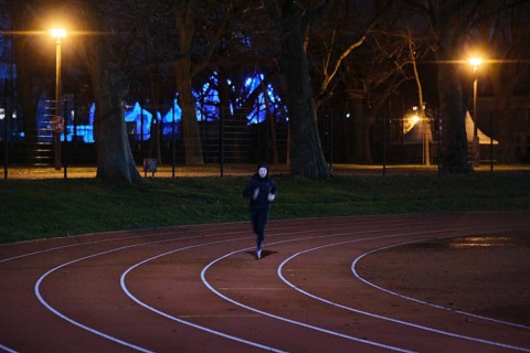 Germany, Berlin, 25.12.2023, tartan track of the Jahn, Sportpark an der Cantianstraße, runners,