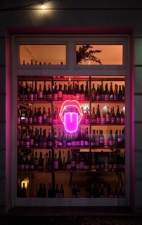 Germany, Berlin, 25.12.2023, wine shop, bottles and tongue in shop window, Europe