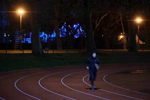 Germany, Berlin, 25.12.2023, tartan track of the Jahn, Sportpark an der Cantianstraße, runners,