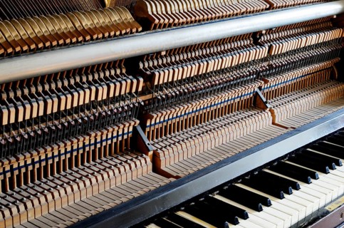 Inside the piano: string, pins, keys and hammers