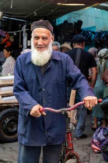 Old traditional man, market stall, Uzgen Bazaar, Ösgön, Osh region, Kyrgyzstan, Asia