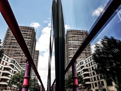 A new high-rise building is reflected in a glass façade, groundwater is pumped through pipes, new