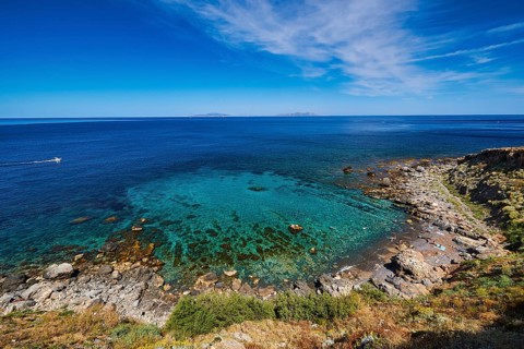 Super wide angle, pebble beach, few bathers, boat, green sea, blue sea, Favignana, Levanzo,