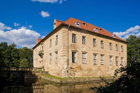 The castle in Berbisdorf is still recognisable as an early medieval moated castle, as it is