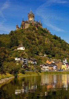 Town view of Cochem on the Moselle with Reichsburg Castle, Rhineland-Palatinate, Germany, Europe