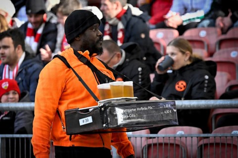 Belly counter, beer vendor, dark-skinned, Stuttgarter Hofbräu, MHPArena, MHP Arena Stuttgart,