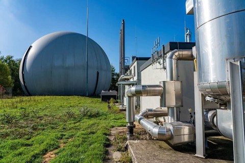 Fine desulphurisation of the gas mixture using an activated carbon process in the biogas upgrading