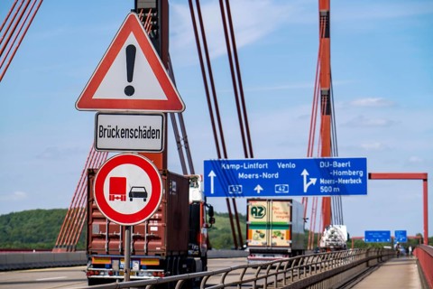 The motorway bridge between Duisburg-Baerl and Duisburg-Beeckerwerth, A42, over the Rhine, notice