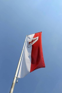 Österreichische Flagge vor blauem Himmel (Austrian flag in front of a blue sky)
