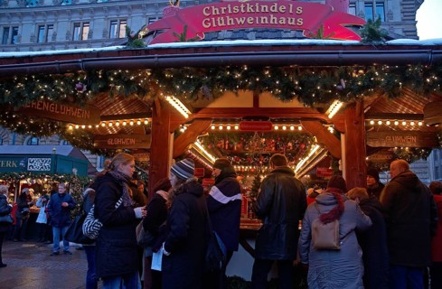 Europe, Germany, Hamburg, Christmas market at the Rathausmarkt, Glühweinhaus, Hamburg, Hamburg,