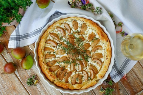 Tart with Gaishirtle and sheep's cheese, Stuttgarter Gaishirtle, pear variety, fruit, table
