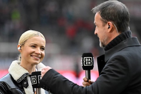 DAZN presenter Lena Cassel, portrait, smiles, interview with TV expert Fredi Bobic, microphone,