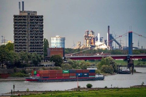 Rhine near Duisburg, bank near Duisburg-Homberg, behind it the Thyssenkrupp steelworks in