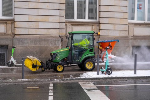 Winter onset, winter service, clearing snow and ice from pavements, sweeper, winter service