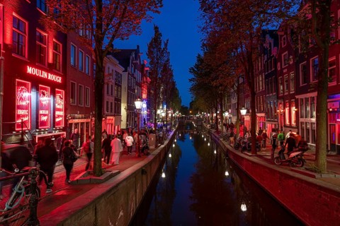 Red light district, bars, brothels, sex shows, sex shops, Oudezijds Achterburgwal, canal,