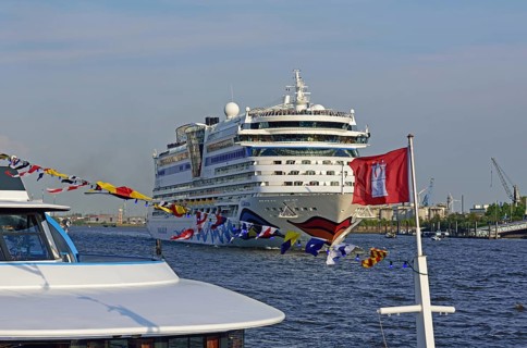 Europe, Germany, Hamburg, Harbour, Elbe, Passenger ship AIDAluna leaves Hamburg, Hamburg, Hamburg,