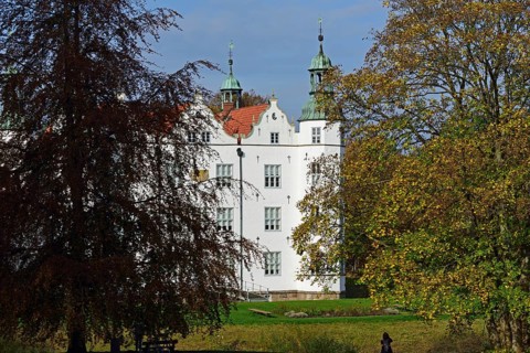Europe, Germany, Schleswig-Holstein, Ahrensburg, moated castle Ahrensburg, autumn, front facade,