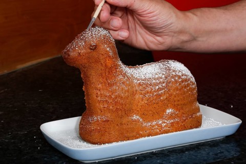 Swabian cuisine, baking, preparation of Easter lamb, baked dough, painting the eye, brush, sweet