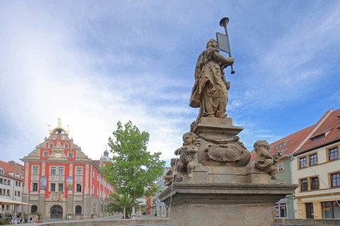 Sculpture Schellenbrunnen and Old Town Hall, historical, trumpet, hold, coat of arms, main market,