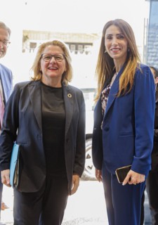 Svenja Schulze (SPD), Federal Minister for Economic Cooperation and Development, and Enas Dahadha