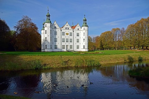 Europe, Germany, Schleswig-Holstein, Ahrensburg, moated castle Ahrensburg, autumn, front facade,