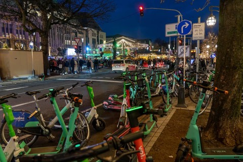 Christmas shopping on Königsallee, Kö, e-scooter, Christmas lights, in the city centre of