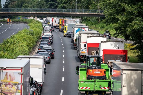 Traffic jam on the A40 motorway, near Mülheim-Winkhausen, in the direction of Duisburg, after an