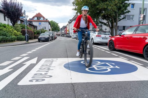 Bicycle road, cyclists have priority over car traffic, new cycle routes through Essen, here in the