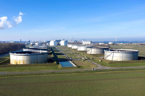 Tanks filled with crude oil at Ölhafen Rostock GmbH, EUROPORTS. The PCK refinery in Schwedt is