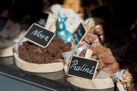 Chocolates on display in the shop window, shop, souvenir, souvenir, tradition, confectioner,