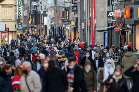 Shopping street Westenhellweg, shopping street, pedestrian zone, crowded, many people shopping,